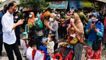 Presiden Jokowi di Pasar Umum Purwodadi, Grobogan, Provinsi Jawa Tengah