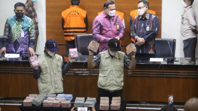 Barang Bukti OTT KPK Wali Kota Bekasi Rahmat Effendi