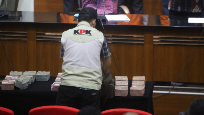Barang Bukti OTT KPK Wali Kota Bekasi Rahmat Effendi