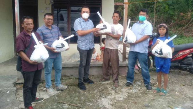 Anggota DPR Fraksi Partai Nasdem Martin Manurung membagikan sembako.