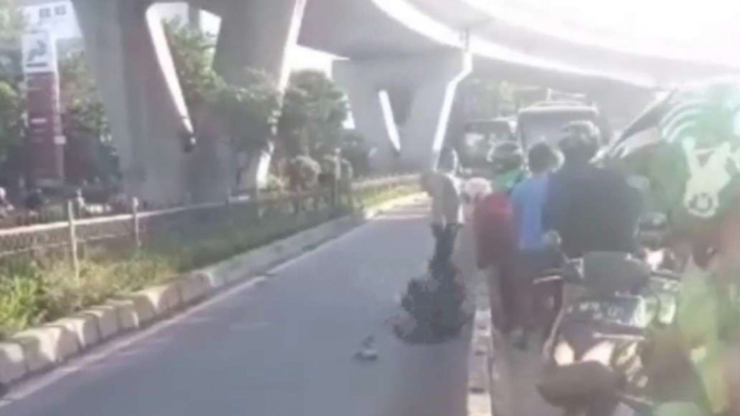 Pengendara sepeda motor jatuh dari fly over Pesing, Jakbar.