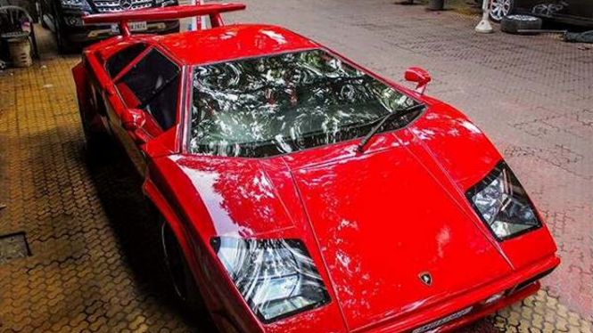 Replika mobil Lamborghini Countach.