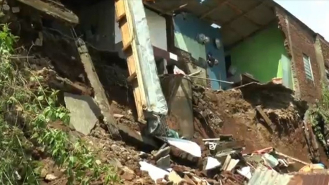 Hujan deras, 4 rumah di Kendal tertimpa longsor.