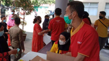 Pemkot Tangerang gelar operasi pasar untuk atasi harga minyak goreng.