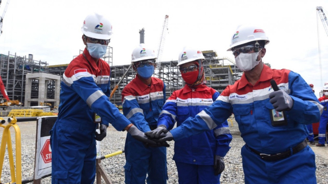 Direktur Utama Pertamina Nicke Widyawati di Proyek RDMP Balikpapan.