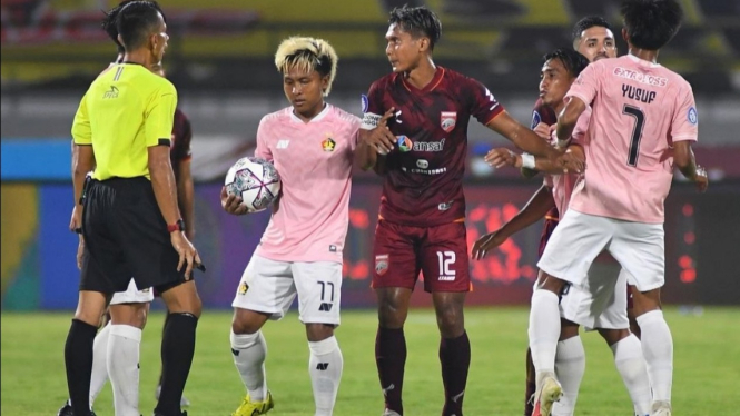 Pertandingan Borneo FC vs Persik. 