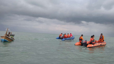 Tim SAR mencari nelayan yang hilang di Karawang, Jawa Barat.