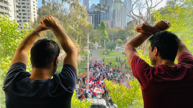 Pengunjuk rasa mengibarkan bendera Serbia di halaman hotel dimana Djokovic dan 32 tahanan lain menjalani penahanan, ada yang sudah hampir 9 tahun. (Supplied:Â Jamal Mohammed)