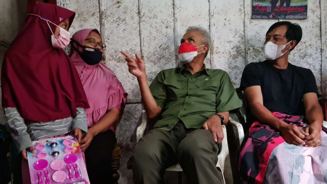 Ganjar Pranowo Bantu Renovasi Rumah Ketua PAC PDIP di Temanggung 
