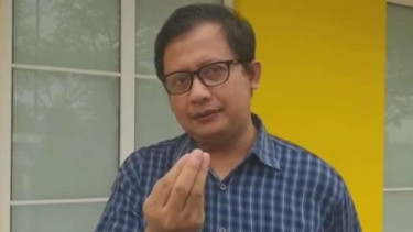 Dosen UNJ, Ubedilah Badrun, melaporkan dua anak Jokowi ke KPK.