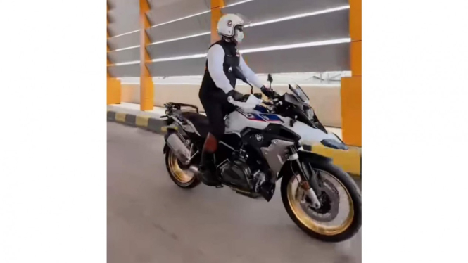 Gaya Ridwan Kamil di Atas BMW R1250 GS Adventure