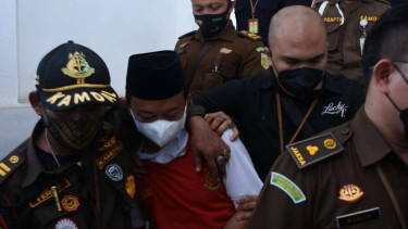 Terdakwa kasus kekerasan seksual terhadap 13 santriwati hingga melahirkan, Herry Wirawan, usai menjalani sidang atas perkara asusila yang didakwakan kepadanya di Pengadilan Negeri Kelas 1A Khusus Bandung, Jawa Barat, Selasa, 11 Januari 2022.