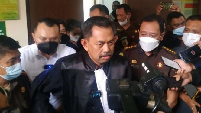 Kepala Kejaksaan Tinggi Jawa Barat Asep N Mulyana (dua kiri).