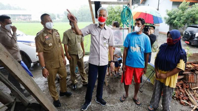 Gubernur Jawa Tengah Ganjar Pranowo (tengah)