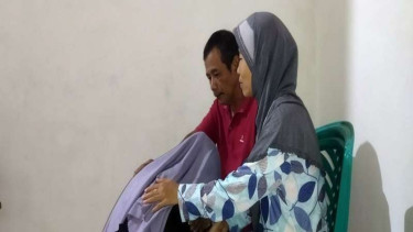 Elly Intan sungkem ke kedua orang tuanya saat keterima jadi PNS Kejaksaan