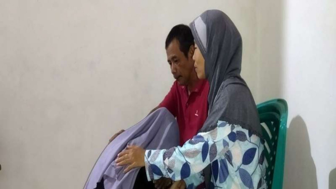 Elly Intan sungkem ke kedua orang tuanya saat keterima jadi PNS Kejaksaan