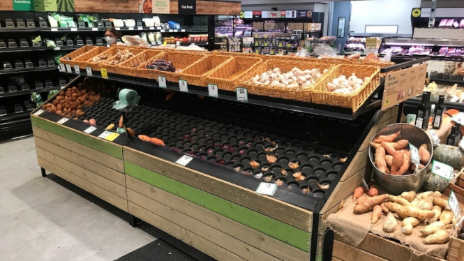 Pemandangan seperti ini biasa ditemukan di sejumlah supermarket di Australia karena terganggunya sektor tenaga kerja akibat COVID-19 saat ini. (ABC Rural: David Claughton)