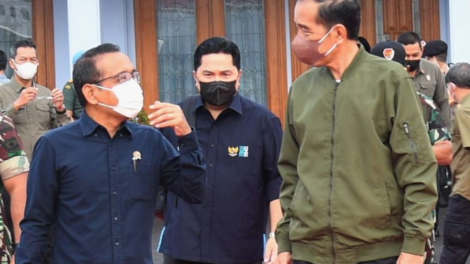 Presiden Jokowi dan Mensesneg Pratikno saat hendak ke NTB.