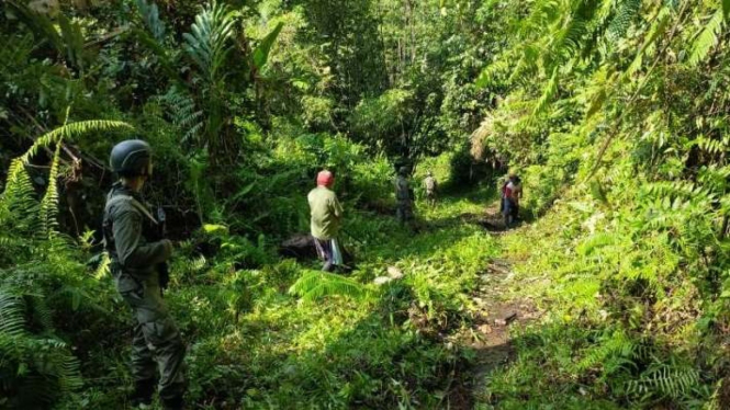 Dokumentasi personel Satuan Tugas Madago Raya menyisiri sektor IV, yang meliputi wilayah Kabupaten Sigi hingga lembah Napu di Kabupaten Poso, Sulawesi Tengah.