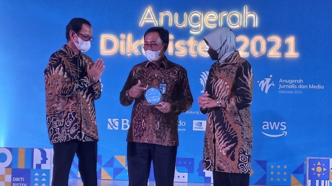 (Ki-ka) Direktur Hubungan Kelembagaan BNI Sis Apik Wijayanto dan Pelaksana tugas Plt.) Direktur Jenderal Pendidikan Tinggi, Kementerian Pendidikan, Kebudayaan, Riset, dan Teknologi (Kemdikbud Ristek) Nizam dalam Penyerahan Anugerah Mitra Kemdikbud Ristek.