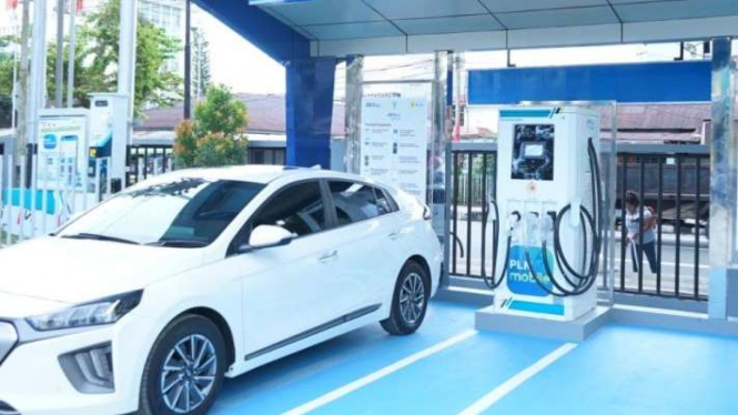 Stasiun Pengisian Kendaraan Listrik Umum (SPKLU) untuk electric vehicle (EV) charging mobil listrik.