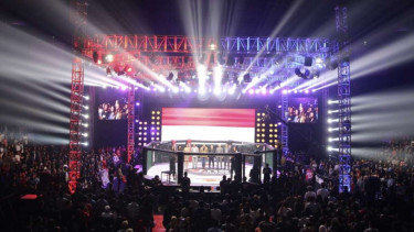 Para pendukung ramaikan ajang One Pride MMA di Tenis Indoor Senayan Jakarta