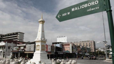 Dokumentasi - Pengendara melintas di kawasan Tugu Pal Putih, Yogyakarta, Senin, 21 Desember 2020.