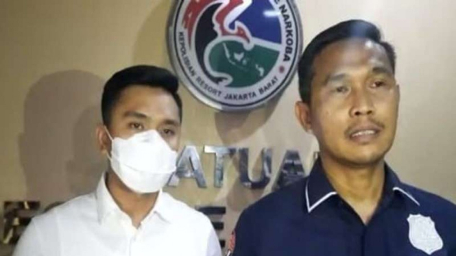 Kasi Humas Polres Metro Jakarta Barat Kompol Mochamad Taufik Iksan (kanan)