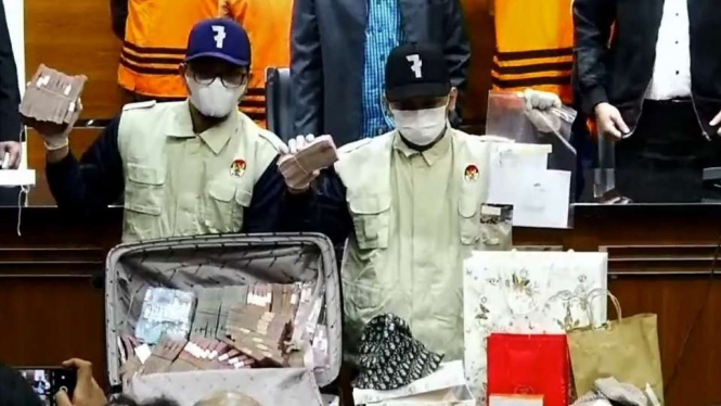 KPK Amankan Uang dari OTT Bupati Penajam Paser Utara.