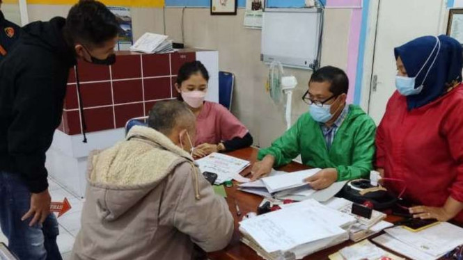 Rekan-rekan mahasiswa IAIN Salatiga, Asif Ahany, yang meninggal usai mengikuti kegiatan mapala sedang berada di rumah sakit di Salatiga, Jawa Tengah, Jumat, 14 Januari 2022.