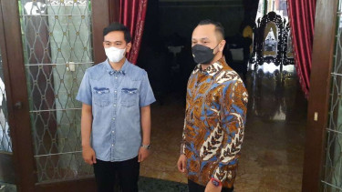 Ketua Umum Partai Solidaritas indonesia (PSI), Giri Ganesha menemui Wali Kota Solo Gibran Rakabuming Raka di rumah dinas wali kota Loji Gandrung, Solo, Jawa Tengah, Jumat, 14 Januari 2022.