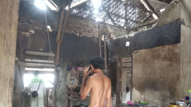 Rumah rusak akibat gempa di Sumur, Banten.