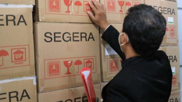 Seorang petugas Dinas Kesehatan Jawa Tengah memeriksa stok vaksin COVID-19 di gudang penyimpanan di Semarang, Kamis, 13 Januari 2022.