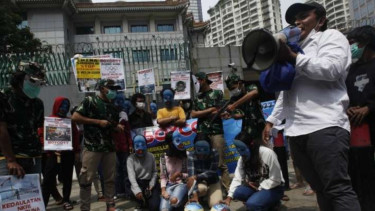 Massa Aliansi Mahasiswa Islam (AMI) menggelar demonstrasi di depan Kedubes China