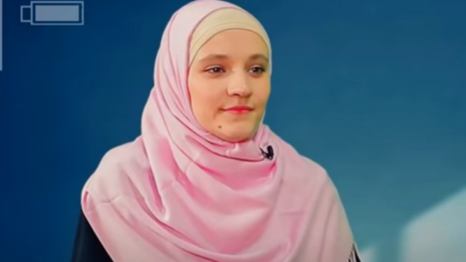Elena, bule mualaf asal Rusia.