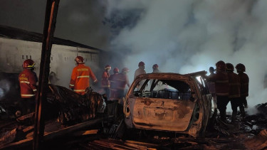 Toko kayu di Kota Tangerang ludes terbakar.