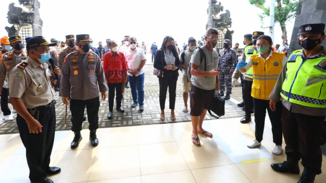 Kapolri Jenderal Listyo Sigit Prabowo tinjau prokes di Pelabuhan Benoa, Bali.