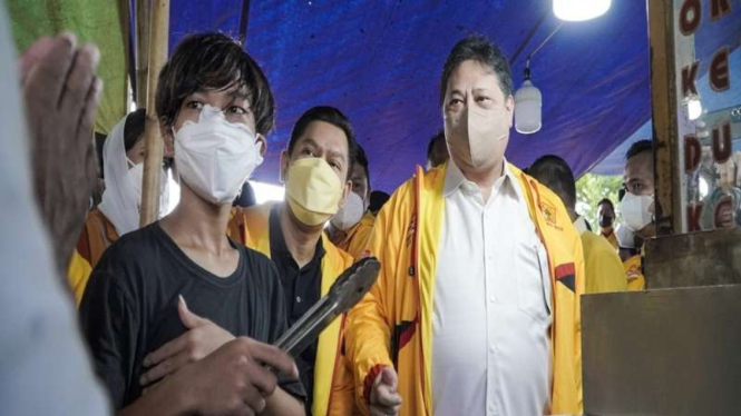 Menko Perekonomian Airlangga Hartarto meninjau pelaku UMKM di Pantai Losari