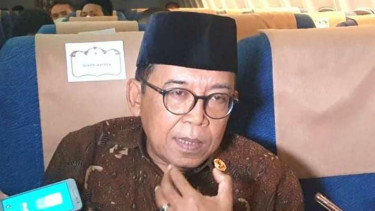 Juru Bicara Wakil Presiden Masduki Baidlowi memberikan keterangan pers di pesawat Boeing 737-400 TNI Angkatan Udara, Jumat, 19 November 2021.