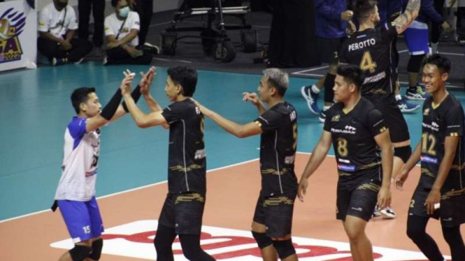 Sejumlah pebola voli Jakarta Pertamina Pertamax melakukan selebrasi 