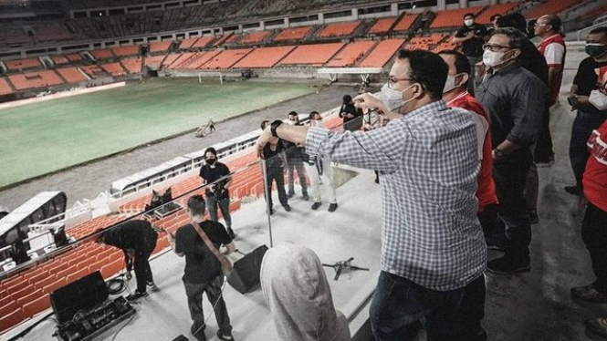 Gubernur DKI Anies Baswedan tinjau JIS dengan uji sound bersama band Nidji.