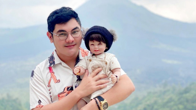 Rizki Nasution bersama boneka spirit doll