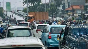 Truk melintang karena kecelakaan di Flyover Kampung Melayu, Jaktim.