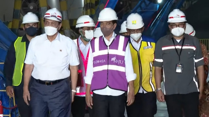 Presiden Jokowi dan jajaran meninjau proyek kereta cepat Jakarta-Bandung