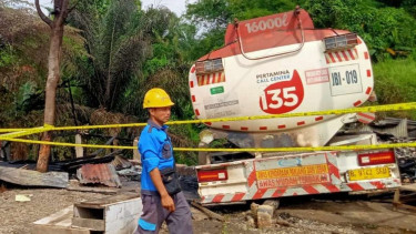 Truk Tangki Pertamina Tabrak Kios dan Terbakar.