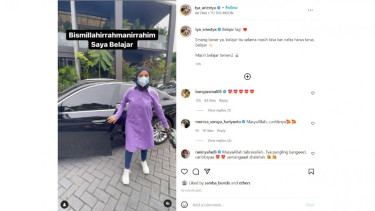 Tya Ariestya tampil berhijab.