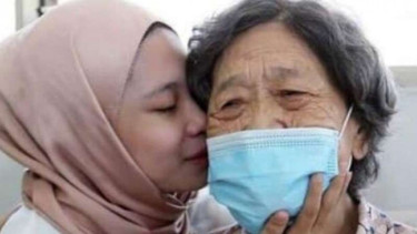 Rohana Abdullah (22) bersama ibu angkatnya, Chee Hoi Lan