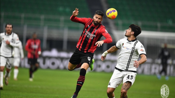 Pertandingan AC Milan vs Spezia. 