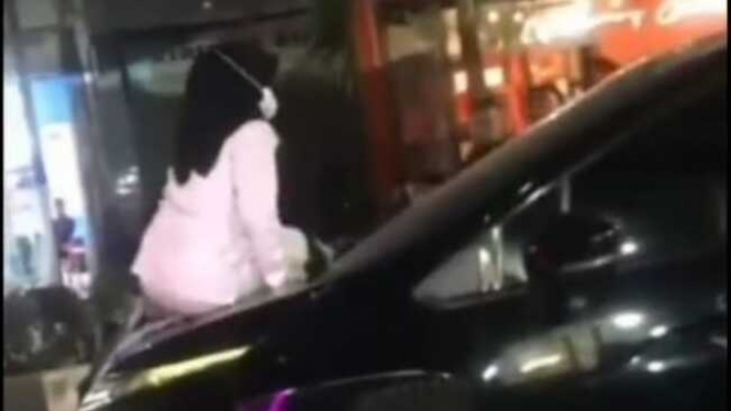 Viral wanita berhijab hadang mobil