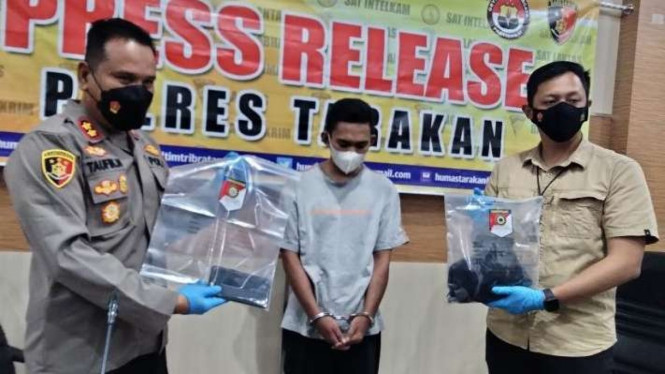 Kepala Polres Tarakan AKBP Taufik Nurmandia didampingi Kepala Satuan Reserse Kriminal Iptu Muhammad Aldi saat rilis kasus pencabulan seorang guru mengaji terhadap lima murid laki-laki di Markas Polres Tarakan, Selasa, 18 Januari 2022.